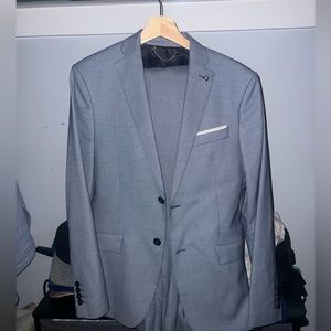 Grey-blue Zara men’s suit in perfect condition. Size 38R jacket and 31 pants.